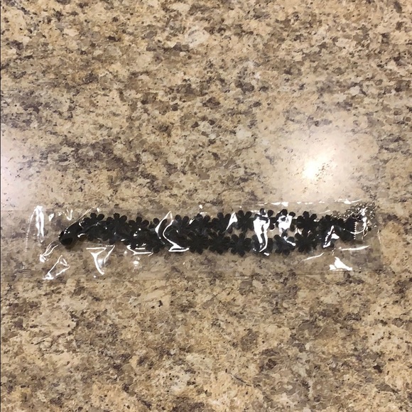 5/$15 😍 Black Flower Choker with Pendant 🖤 - Picture 2 of 3